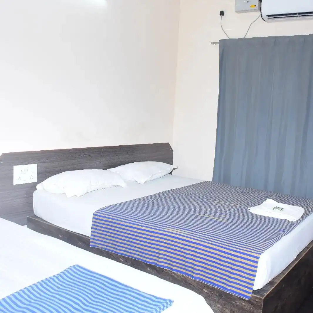Triple AC Room Hotel Aishwariyam